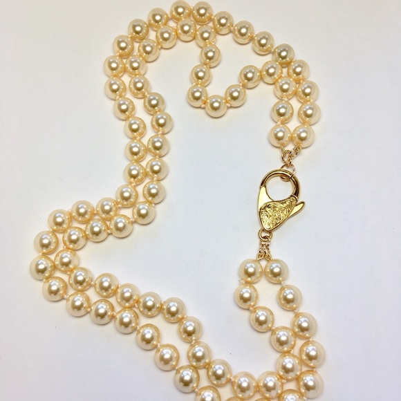Manhattan - 10mm Goldcream Pearls w/23K Gold Clasp - Picture 6 of 7